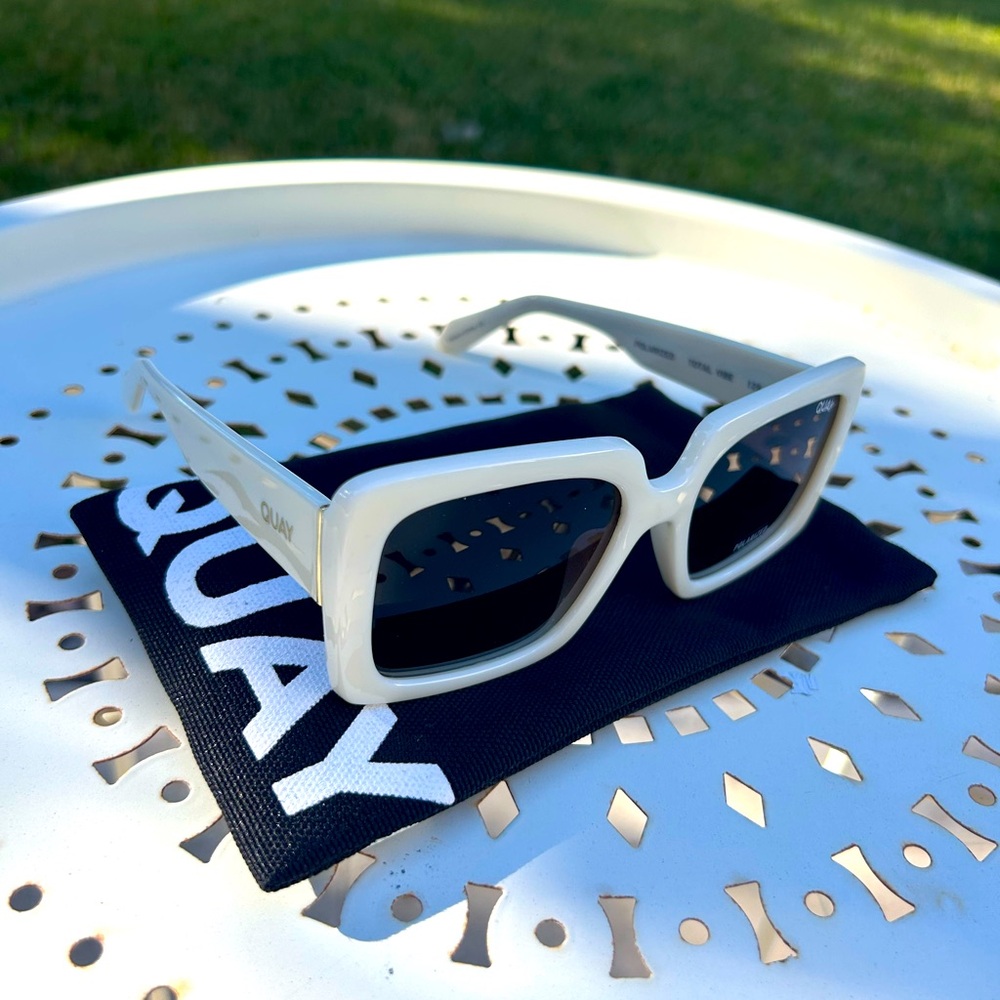 Quay Sunglasses Total Vibe Mini in White